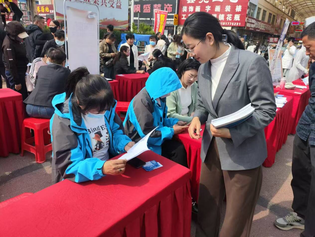 泰安岱岳区“岳小仲”志愿服务队护航民营企业用工与劳动者就业