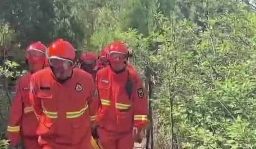 淄博：六旬老人登山突发心脏疾病  消防医护崎岖山路抬担架急救援