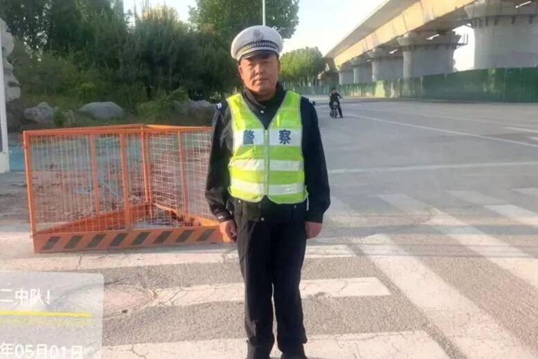 下班路上顺便给游客当了回“免费司机”，聊城这名交警获点赞