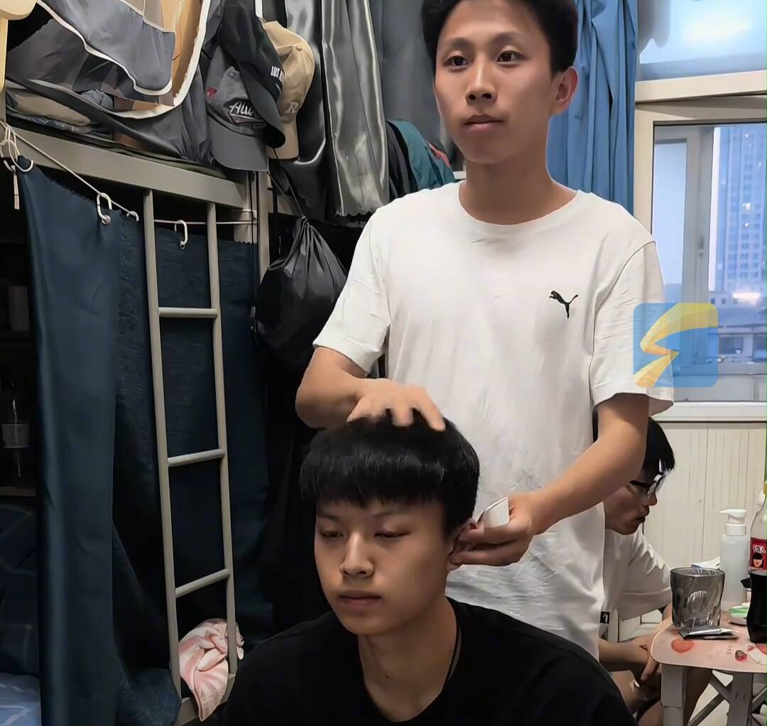 体育生在大学宿舍开起“理发店”