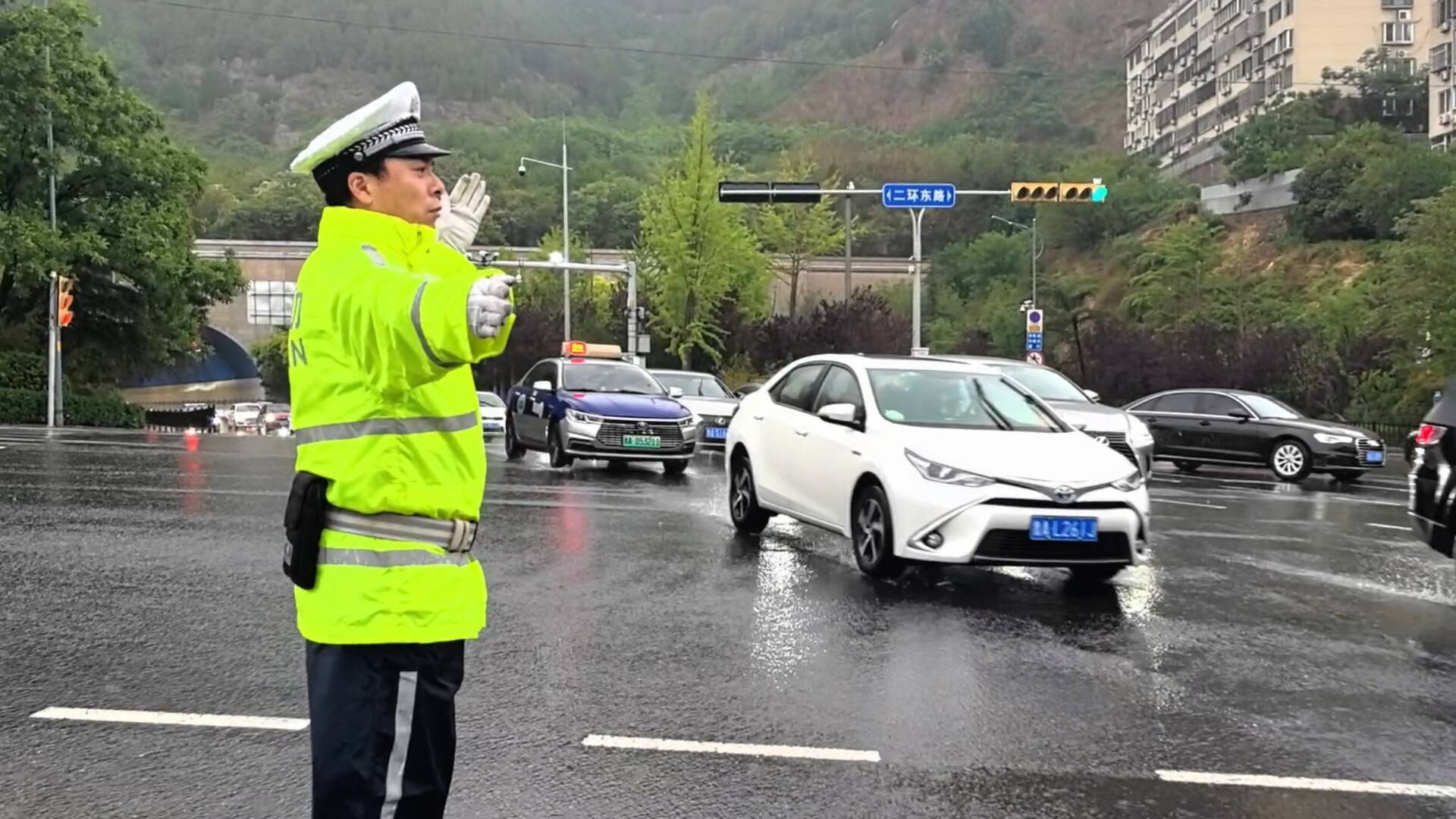 濟南歷下區交警大隊多舉措筑牢雨天交通“安全堤”