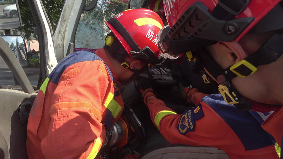 鄒平：小貨車剎車不及追尾半掛車 致一人被困車內