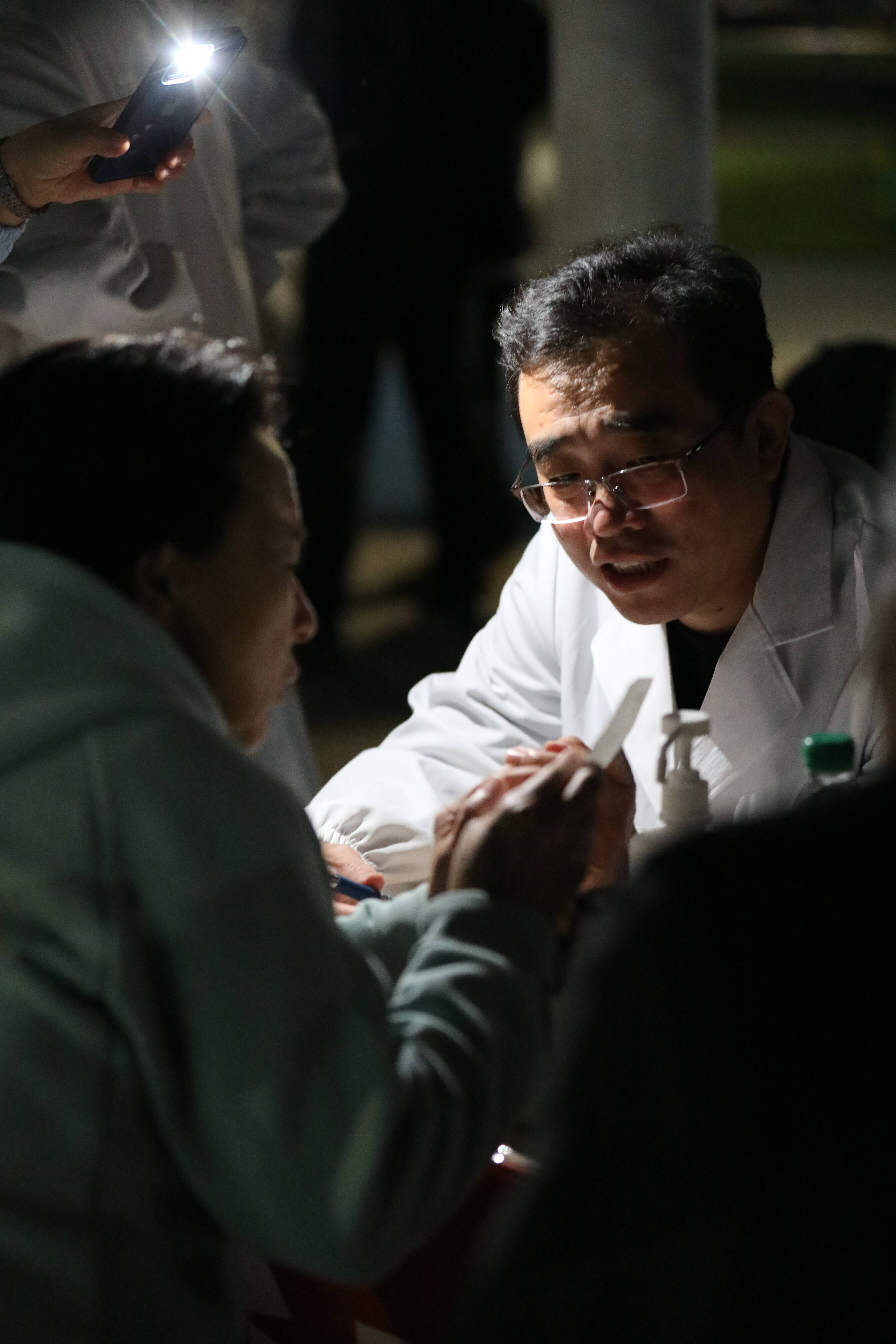 夜幕下的健康守護(hù)者 鄒平市人民醫(yī)院周六健康大集暖心記