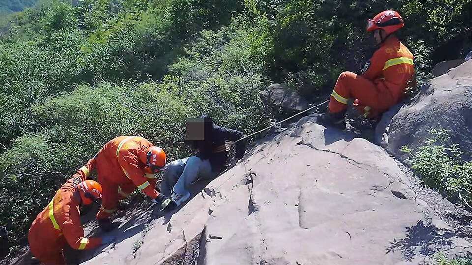 濱州鄒平：年輕夫妻爬山被困 消防巧用無人機定位搜救