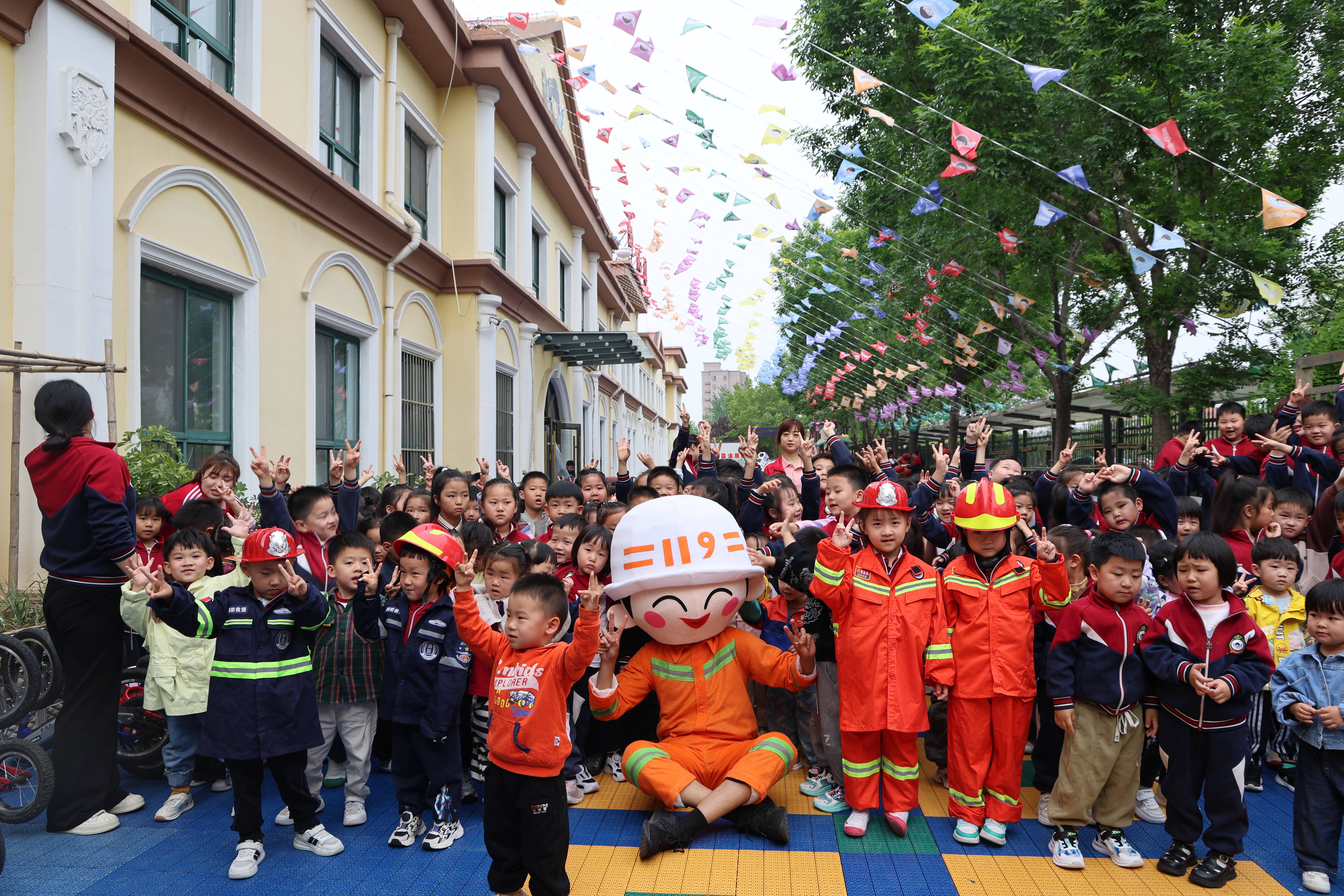 全國防災減災日｜防災減災進校園 撐起安全“保護傘”——消防部門走進幼兒園開展安全宣講