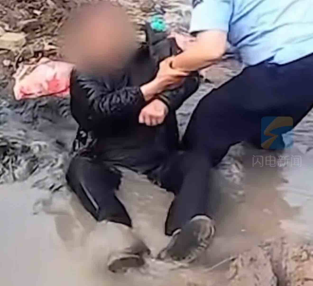 老人騎車不慎落水 聊城民警現(xiàn)場(chǎng)救援