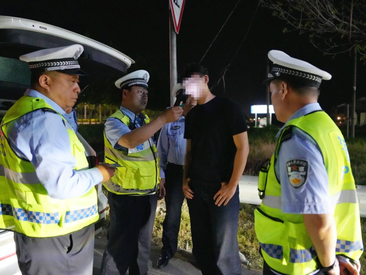 陽信交警開展“5.13”酒駕醉駕違法犯罪行為夜查行動
