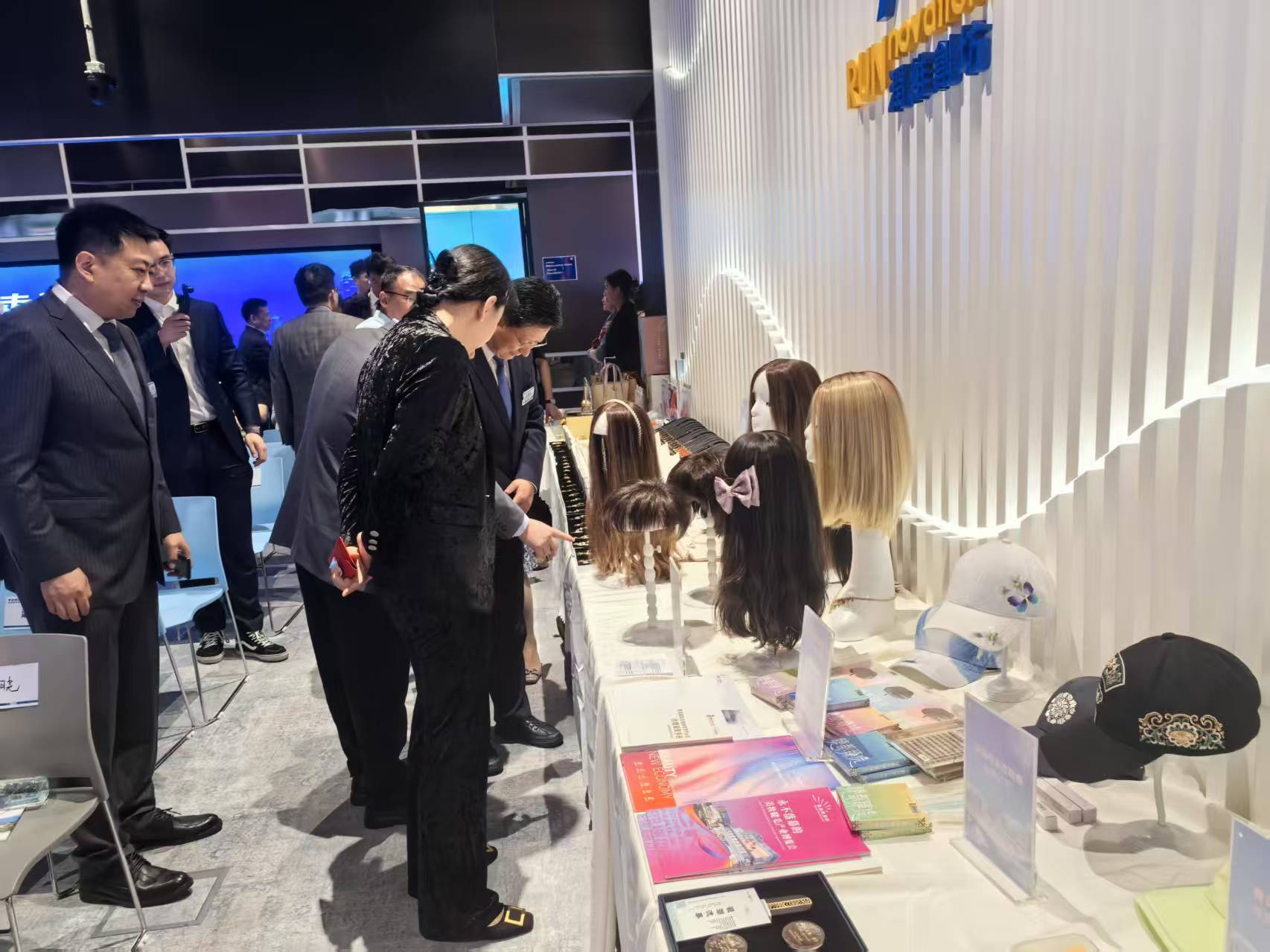 “青岛优品走进香港”暨产业带跨境合作洽谈会举行