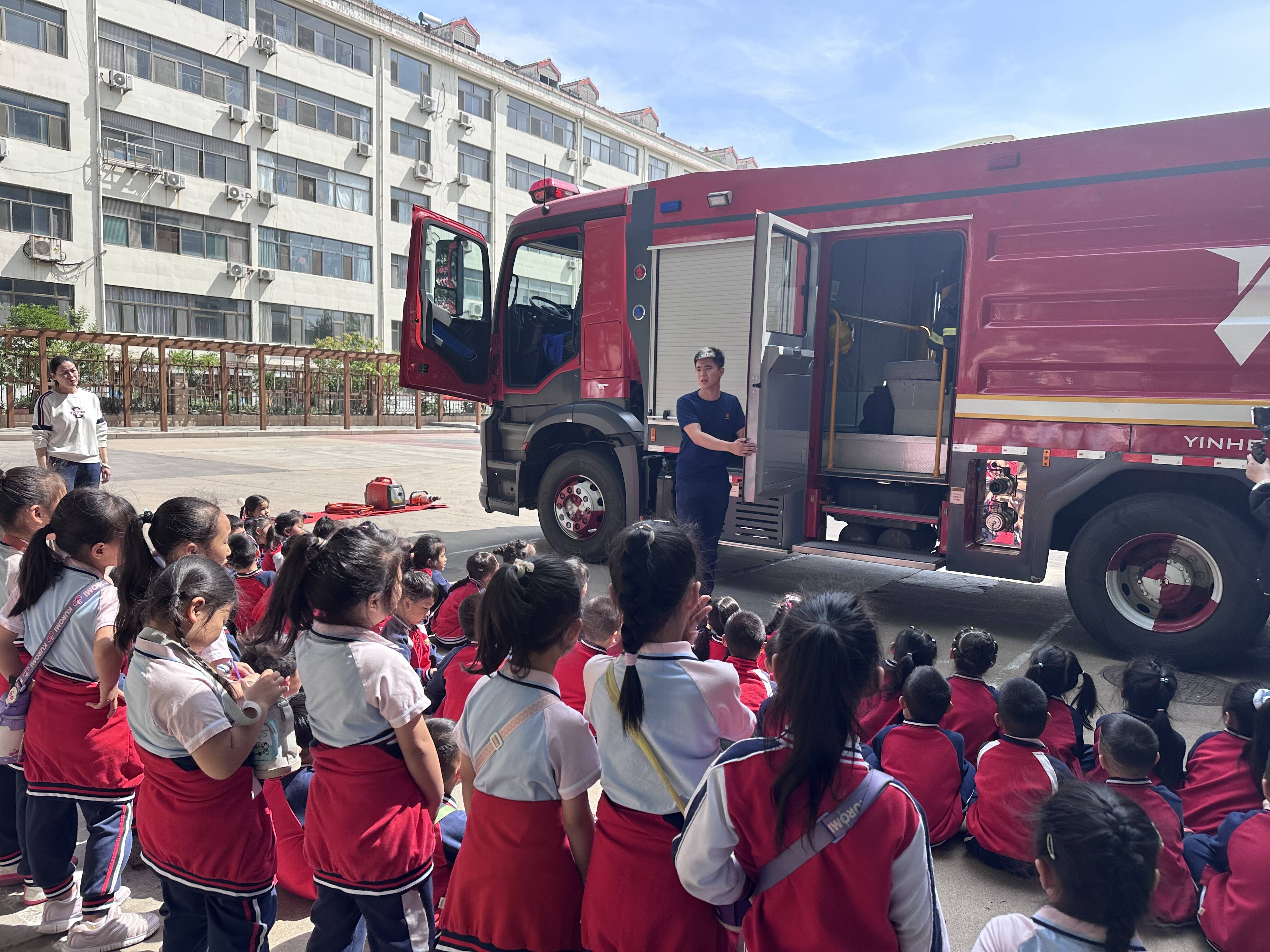 消防知識從小培養 博興縣幼兒走進消防隊開啟安全學習之旅