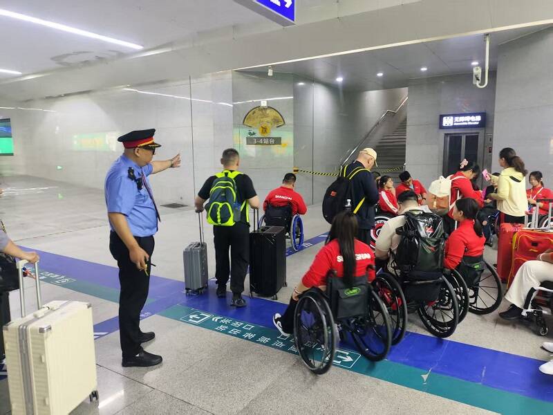 曲阜东站暖心服务 助力残疾旅客顺利出行