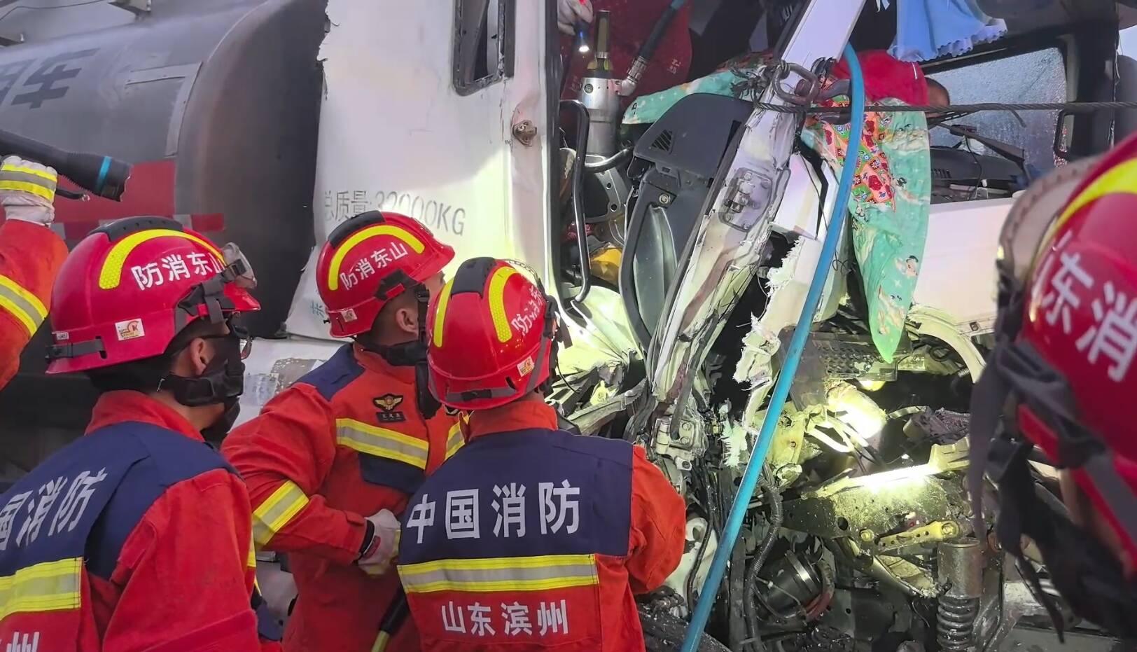 濱州：大霧天氣兩車追尾 消防相繼救出被困兩人