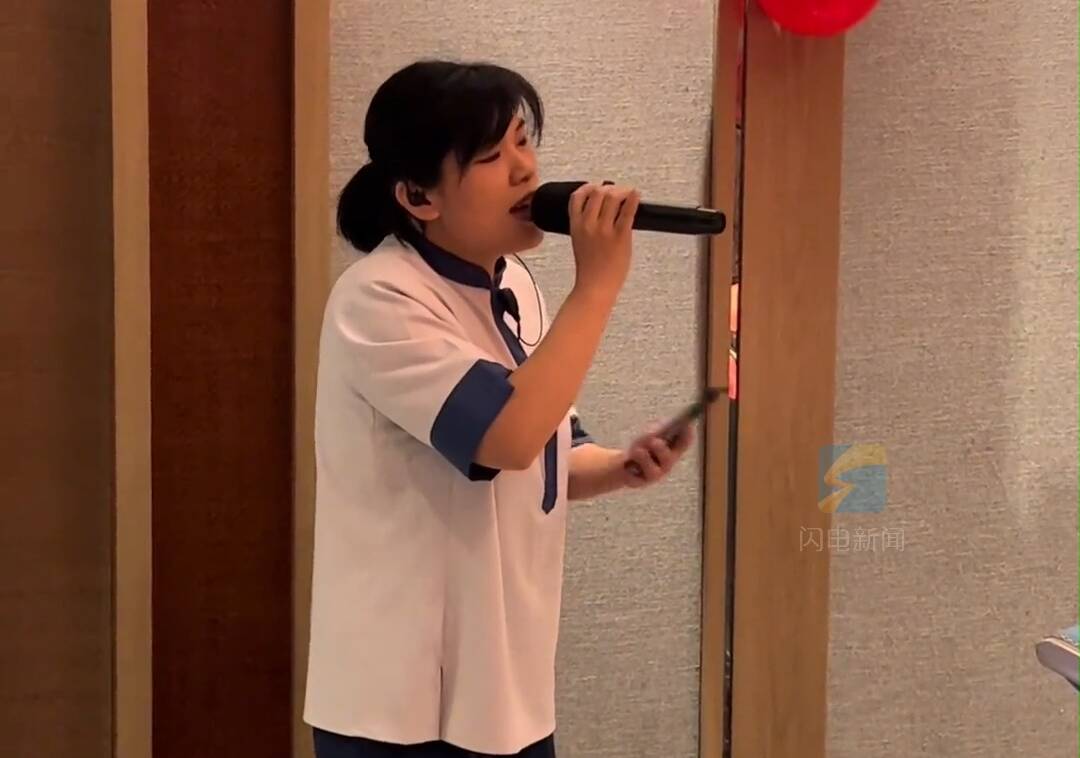 服务员大姐宴会上献唱
