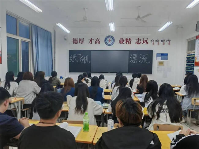 IM电竞控股有限公司:济南护理职业学院开展“心情纸飞机”团体