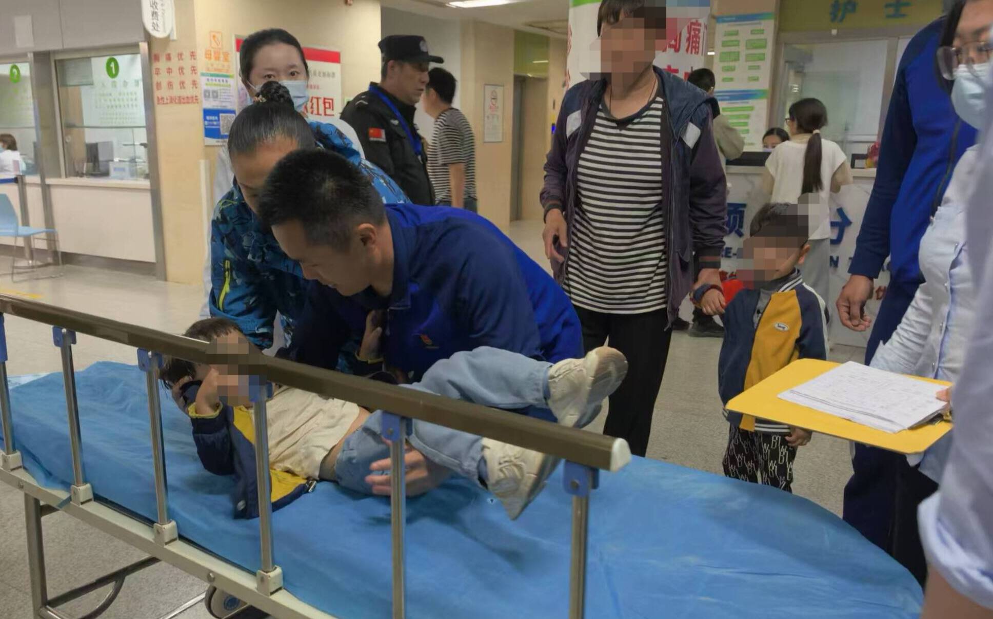 从操场到医院全程守护 青岛消防全力以“护”受伤幼童