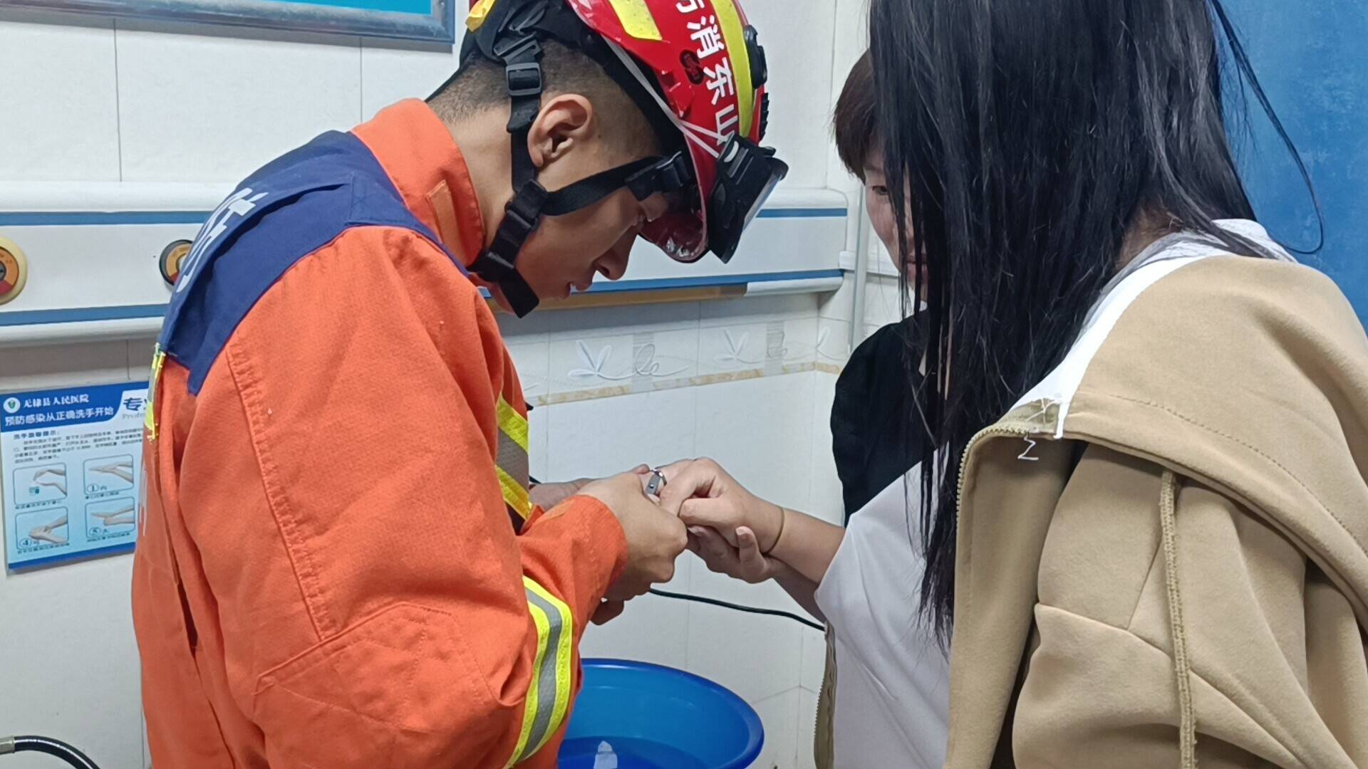 濱州：女子騎車摔倒慘遭戒指卡手 消防員細(xì)心“破戒”