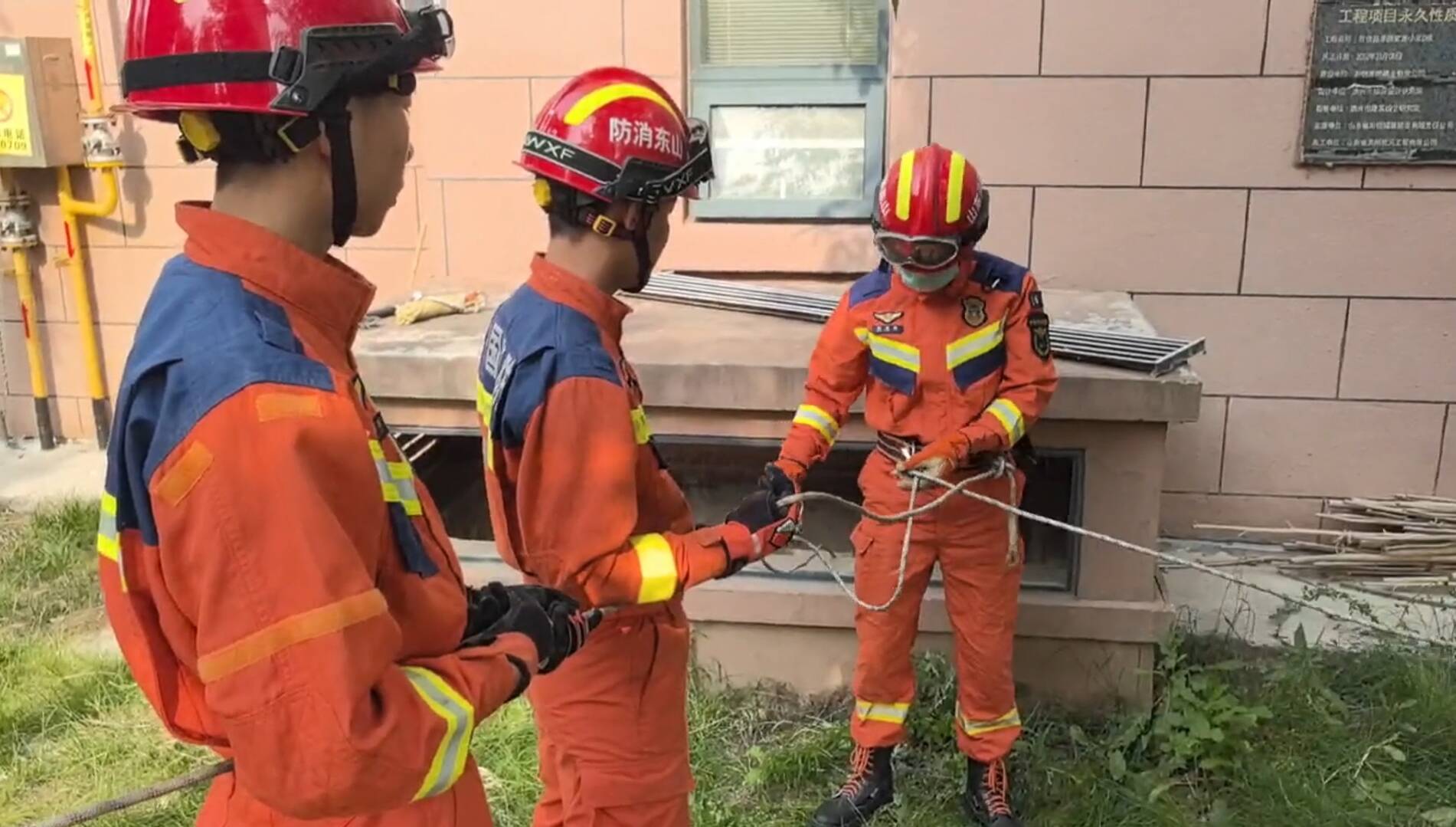 濱州：小貓貪玩躲進地下管道 藍朋友暖心救助