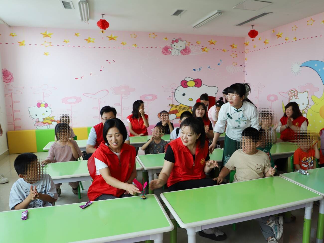 山東高速濱州發展有限公司富國濱州港收費站開展“心手相牽 點亮星燈”關愛特殊兒童主題黨日活動
