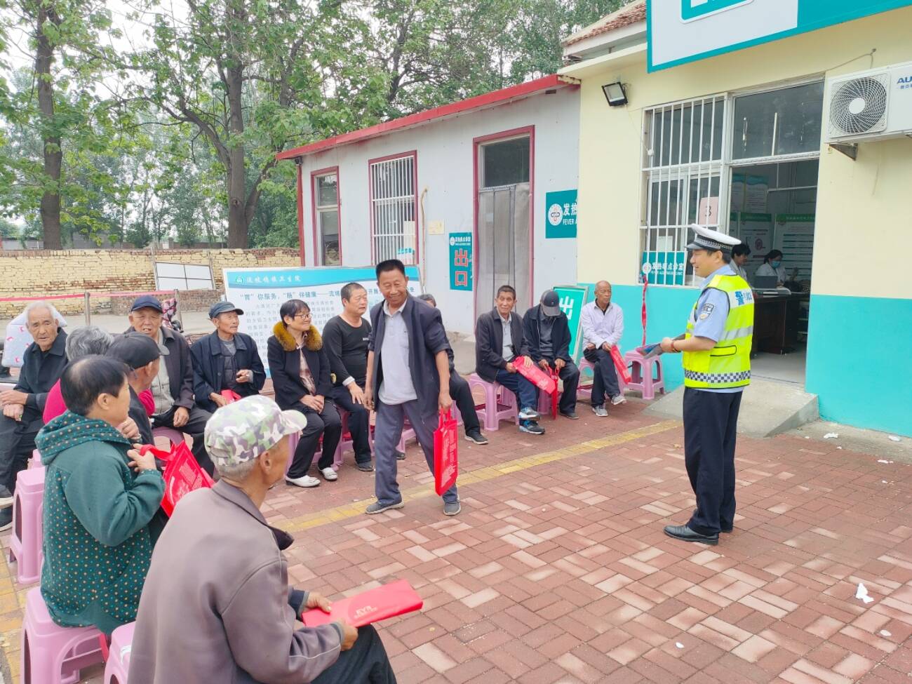 陽信交警開展“關愛老人健康·安全文明相伴”主題宣傳活動