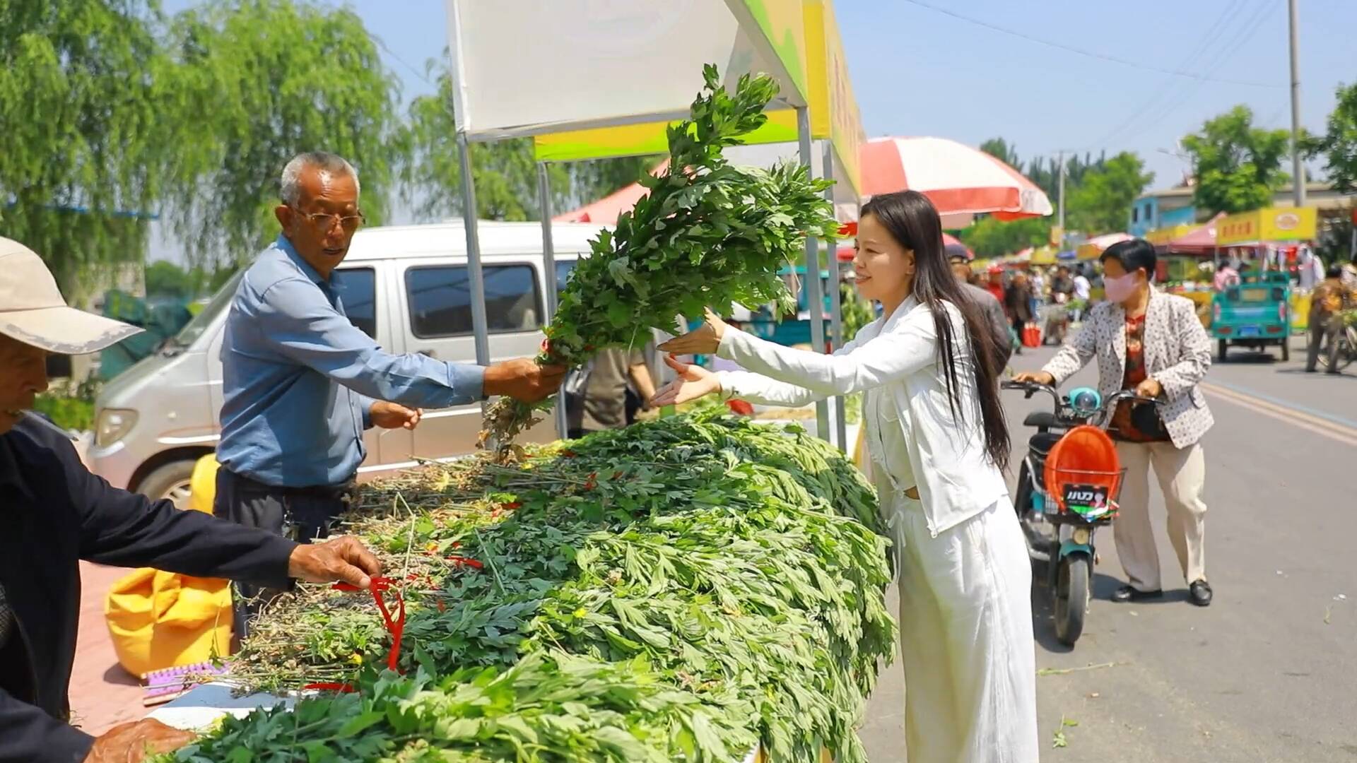 艾草免费送、香包亲手做！游客收获端午“仪式感”