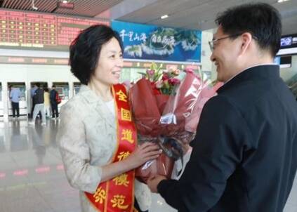 “全国道德模范”吕明玉载誉归来