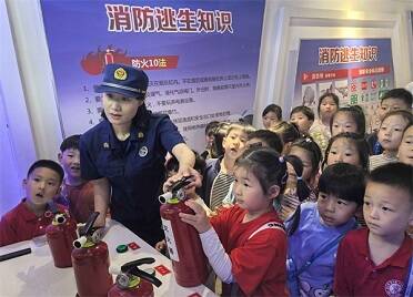 烟台市首届端午龙舟表演赛暨太虚宫亲子游园会在栖霞市举行