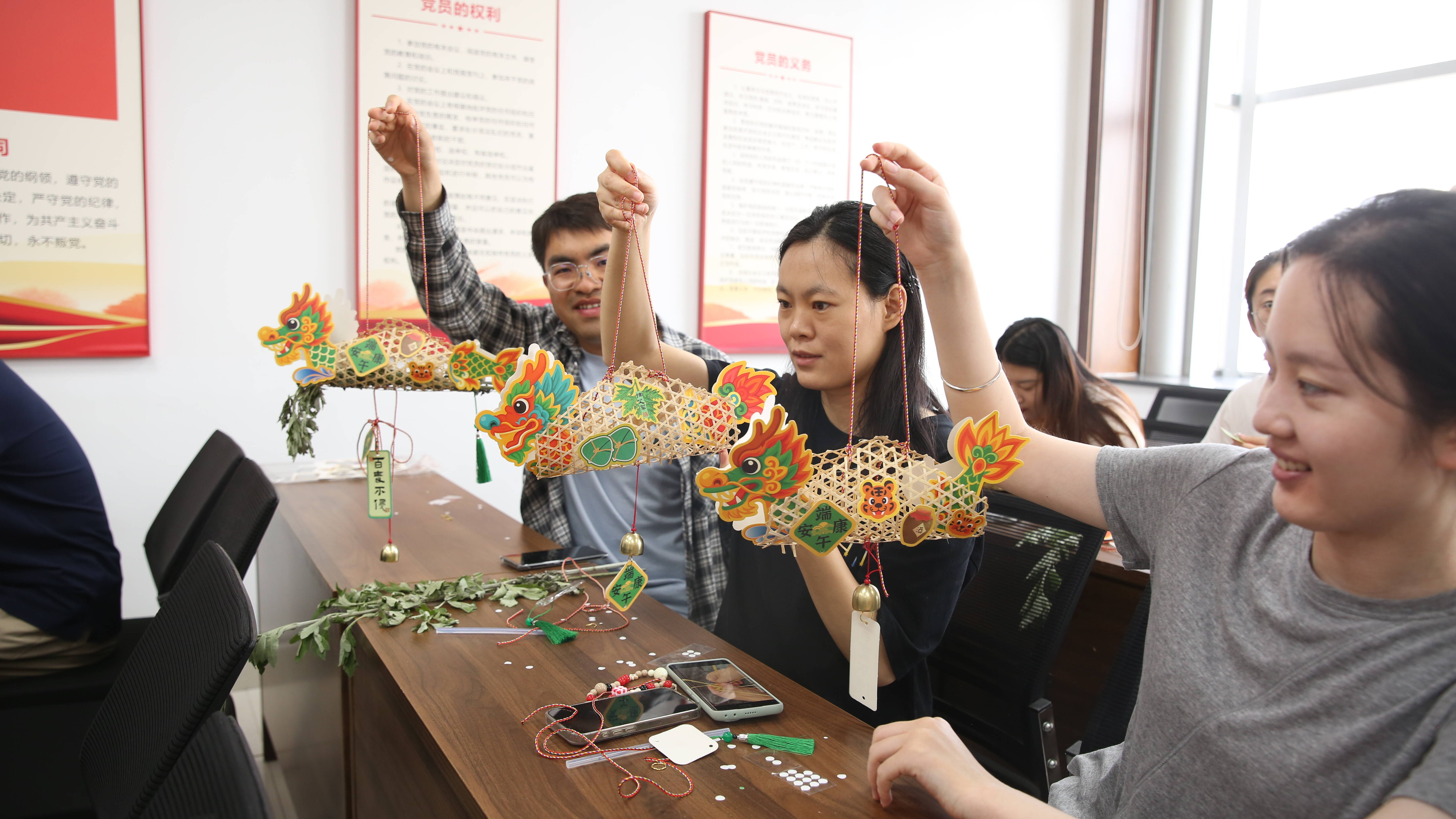 端午儀式感拉滿！濱州創(chuàng)意活動讓市民親手制作“會祈福的龍舟”