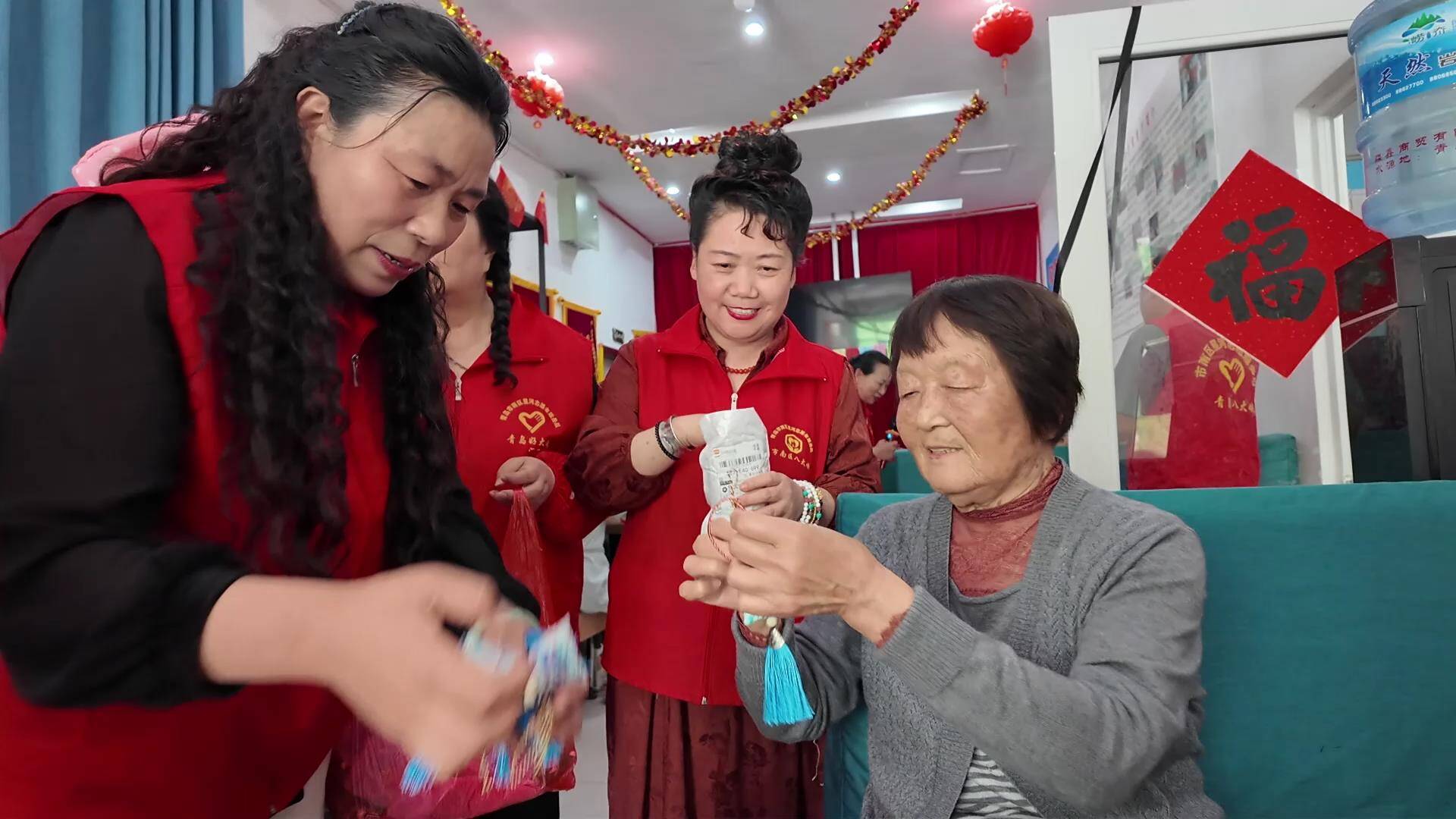 端午粽飘香！青岛志愿者为百余位社区老人包出“家的味道”