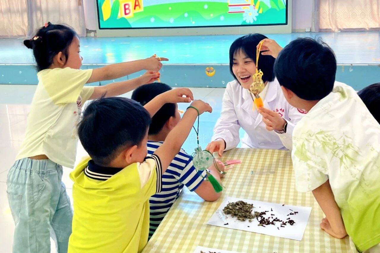 “六一”兒童節(jié)“邂逅”端午節(jié) 濱州萌娃巧手制香囊 沉浸式體驗中醫(yī)藥文化