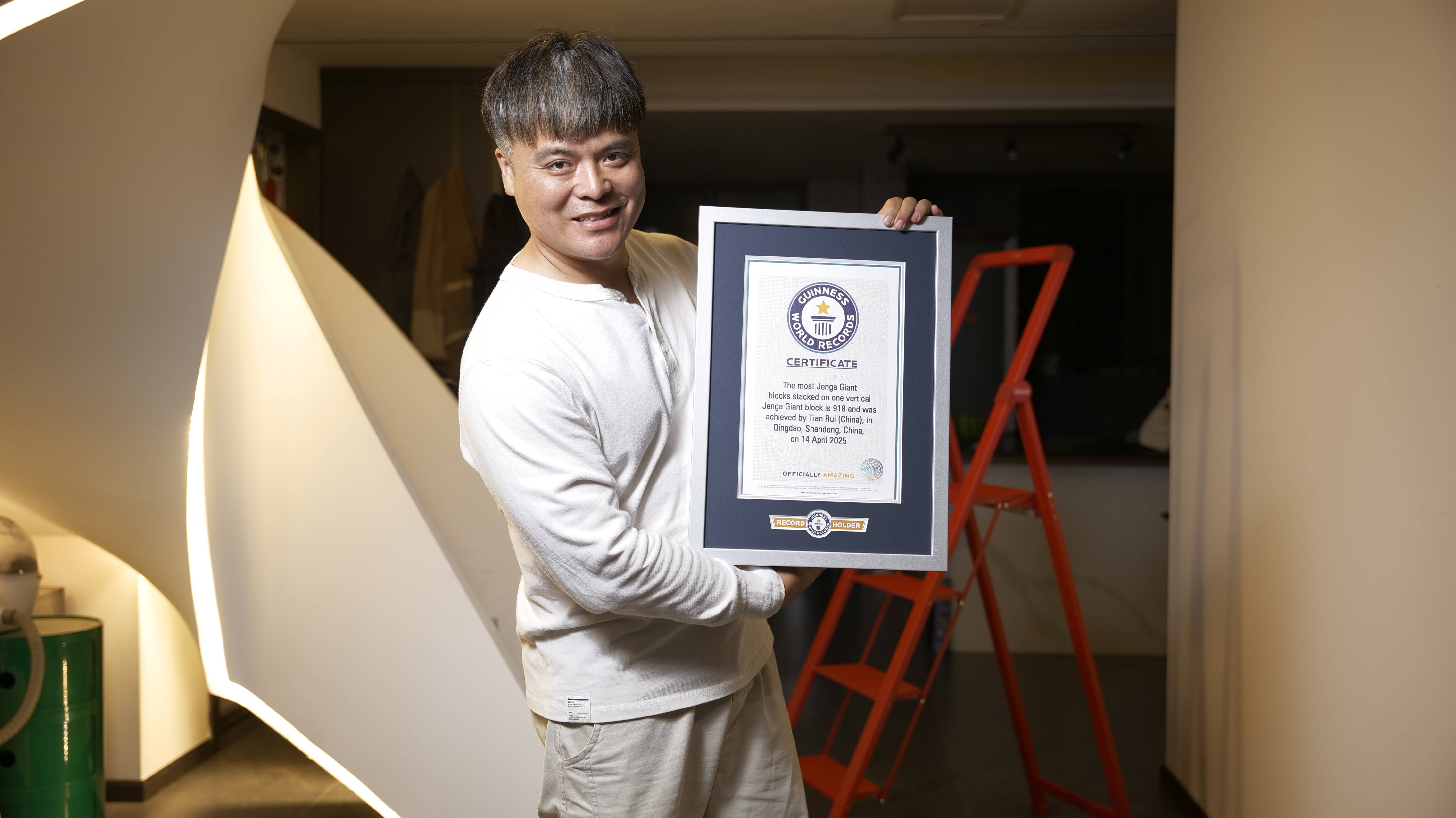 山东小伙连刷四项吉尼斯世界纪录！纸牌建筑师的极限挑战