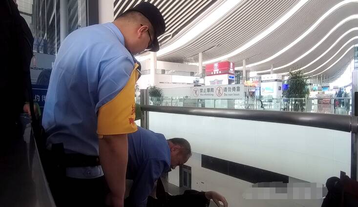男子在进站口检票闸机处突发心脏疾病昏迷 青岛西站派出所民警与客运值班员迅速施救