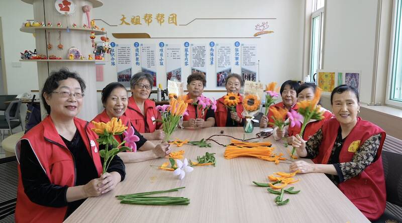 任城区济阳大街社区巧手编织向日葵 为高考学子送上“一举夺魁”祝福