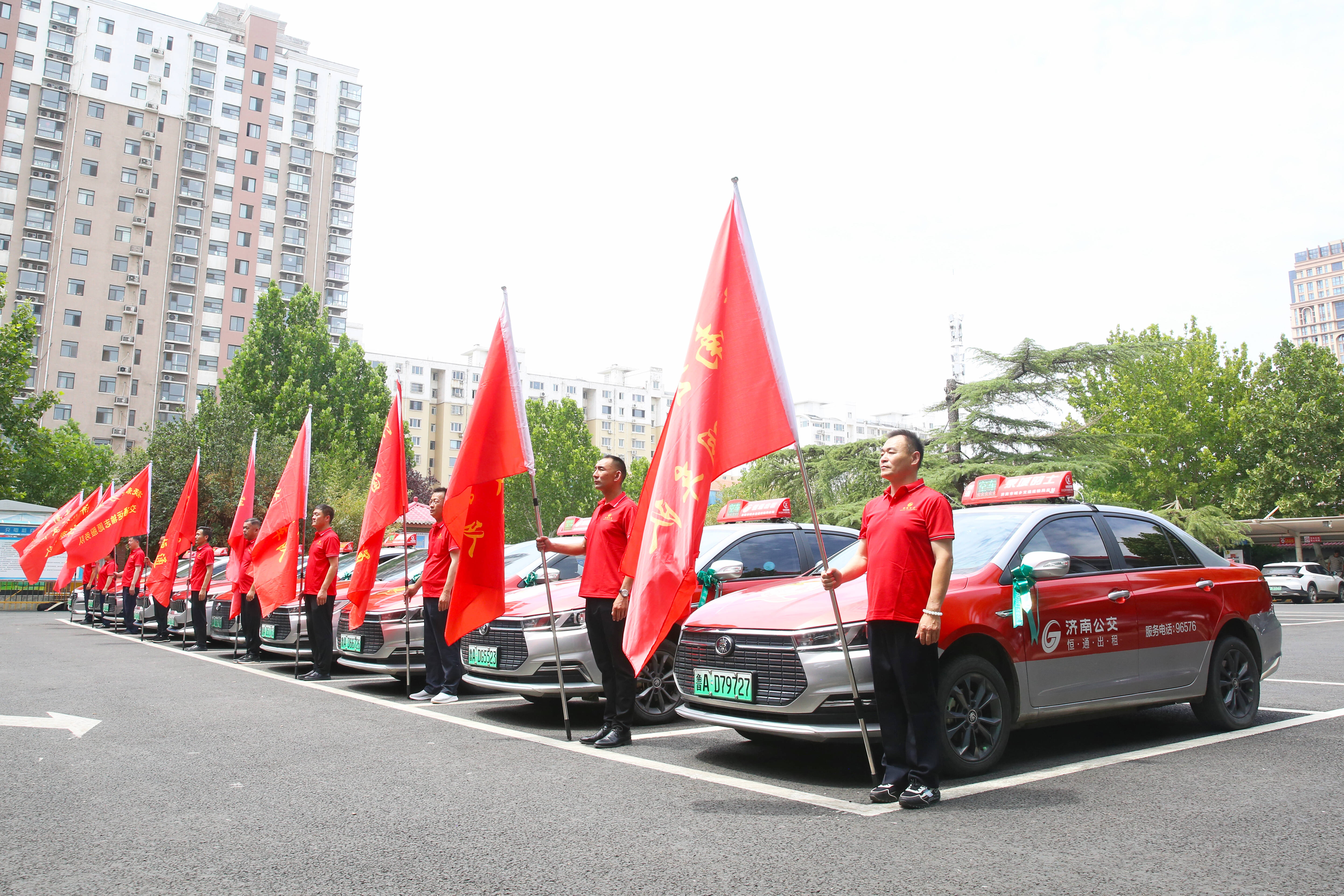 160辆 “一对一” 助考车队已准备就绪！济南公交恒通公司2025年爱心助考活动启动