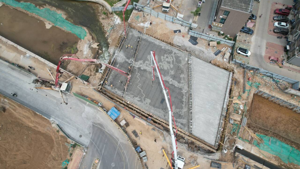 濟(jì)南小漢峪溝河道治理工程建設(shè)再傳捷報(bào)！河道下穿鐵廠北路框架涵主體結(jié)構(gòu)順利澆筑
