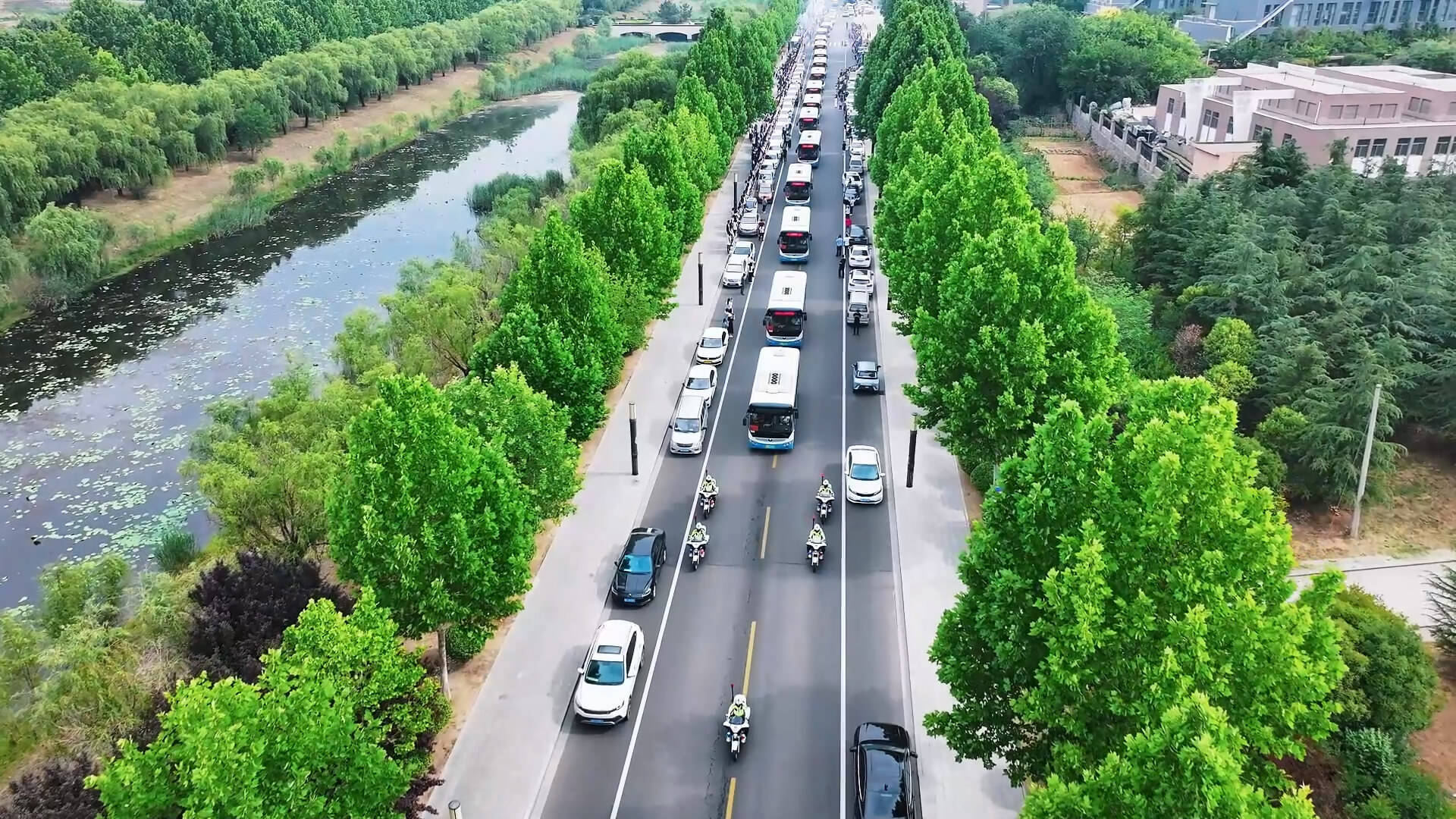警车开道 铁骑护航 临沂临港300余名高考考生提前奔赴考场备考