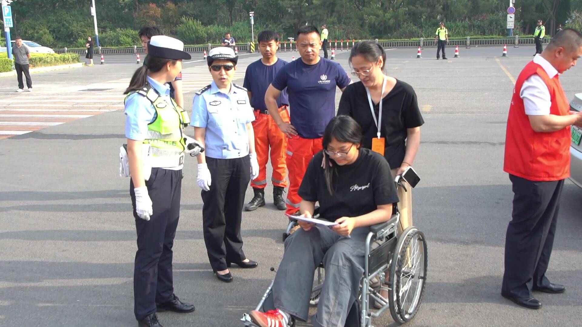 直通高考丨德州：考生考前意外脚踝骨折 交警、志愿者爱心接力全程护考
