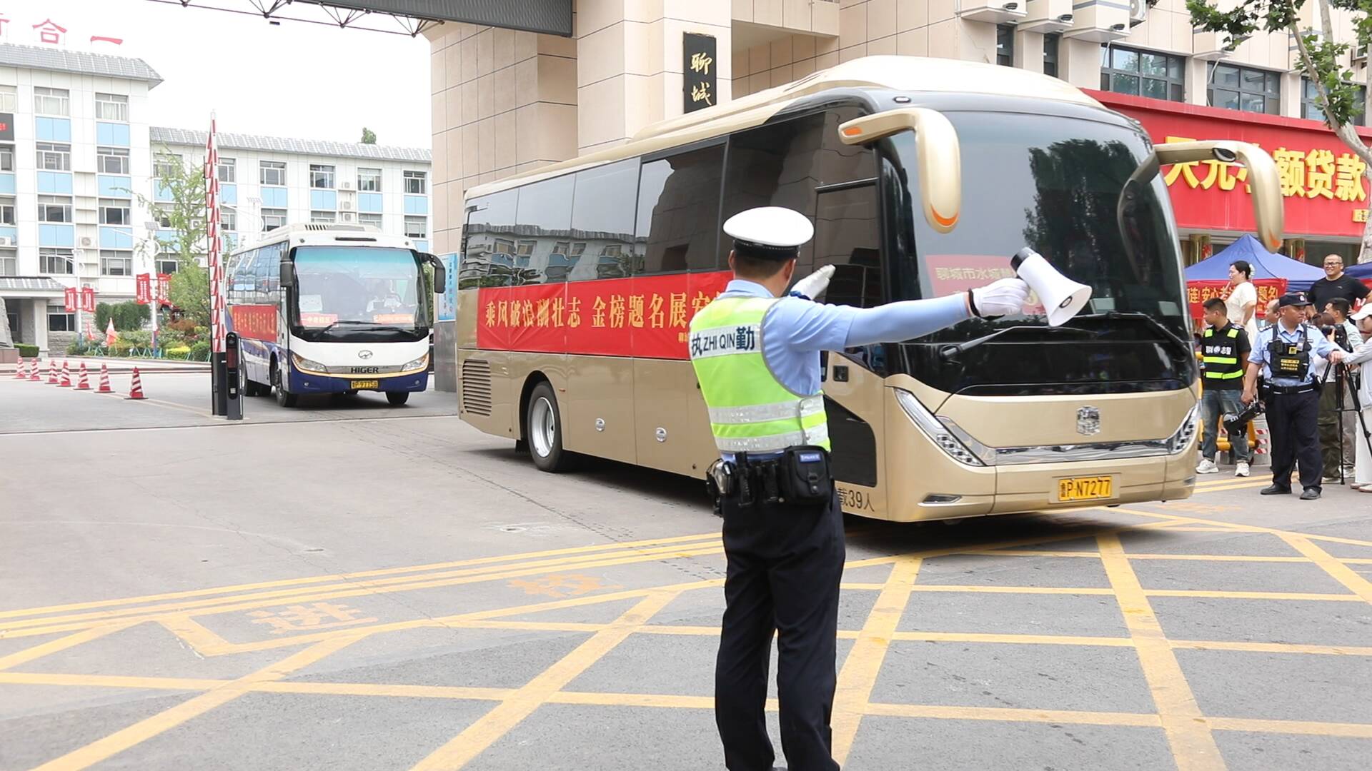 高考首日，聊城交警全力护航，助力学子圆梦
