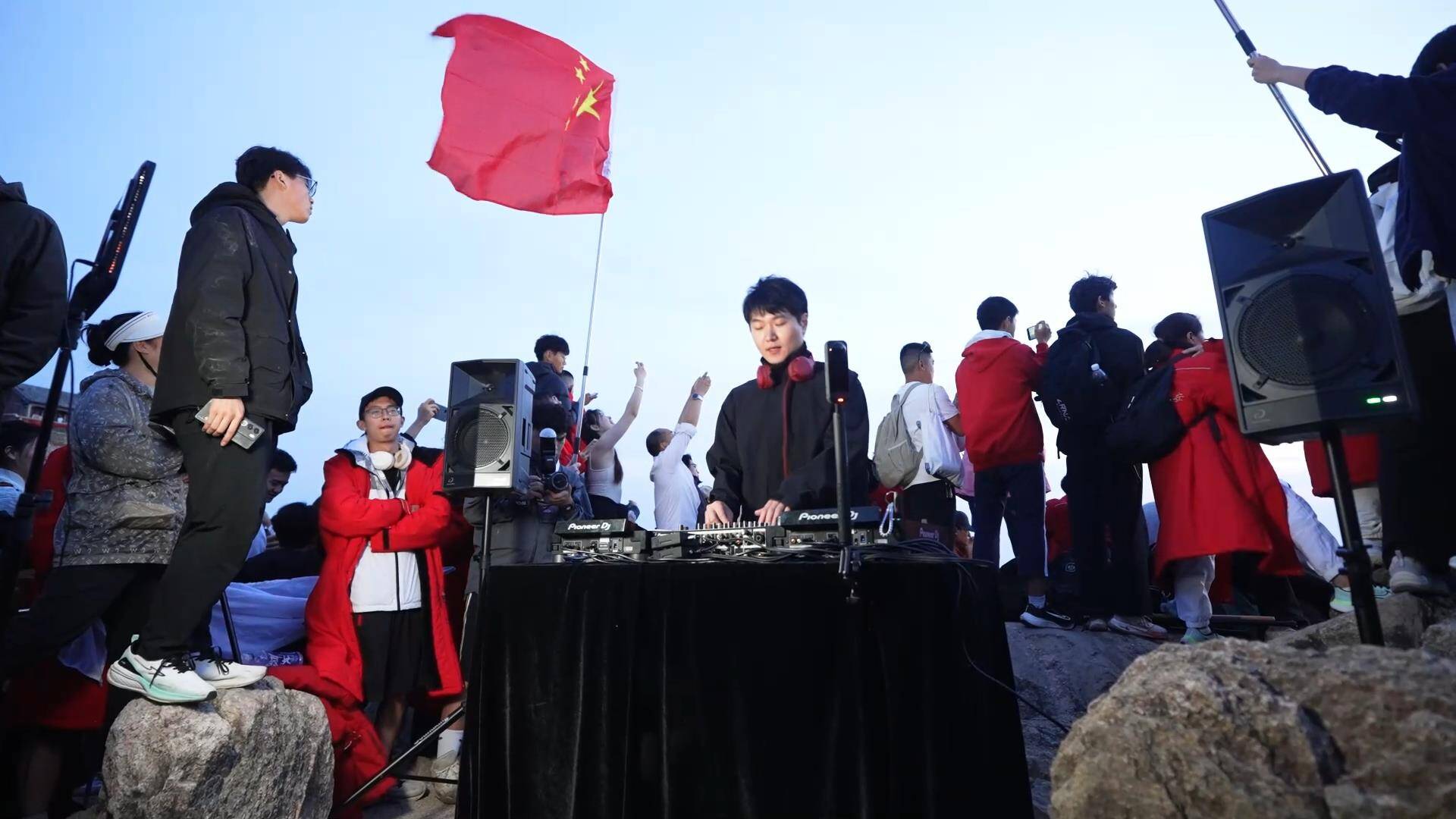 首个山岳主题音乐快闪！泰山极顶奏响国潮山水强音祝福高考学子