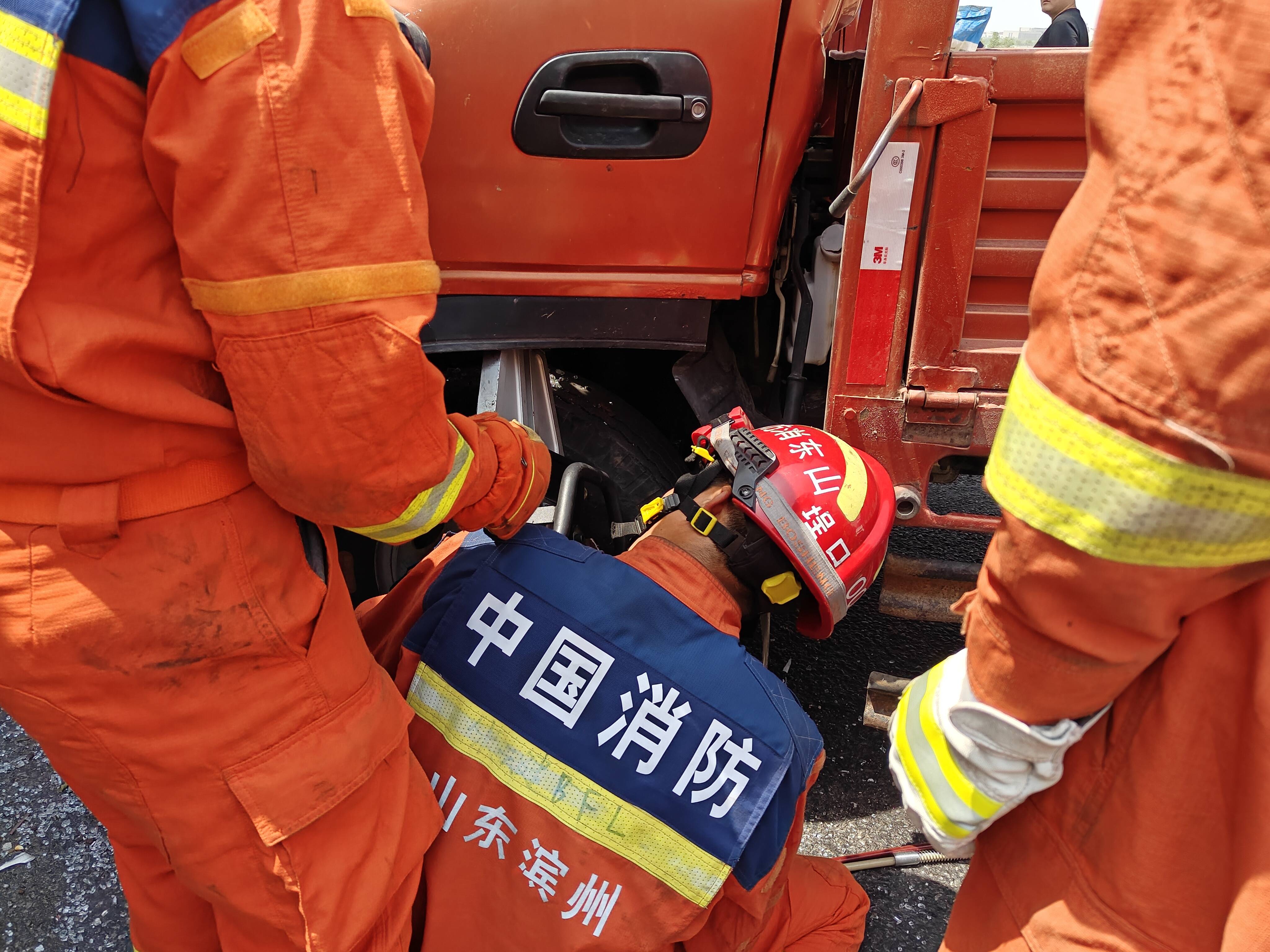 濱州：小貨車追尾半掛車致一人被困 消防緊急救援