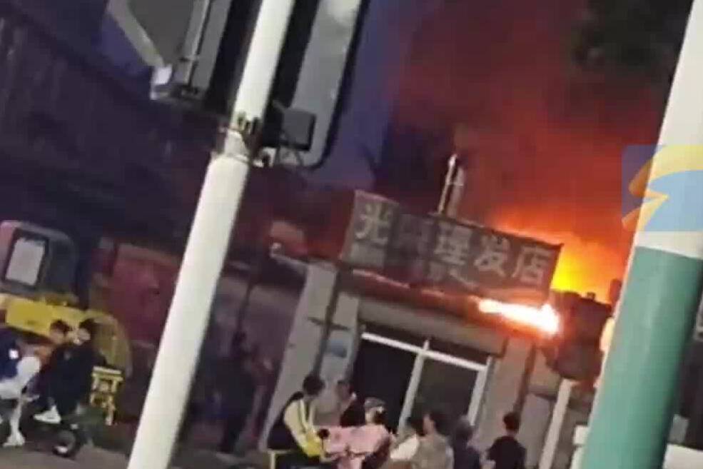 凡人微光！路遇理发店起火，茌平校车司机英勇扑救