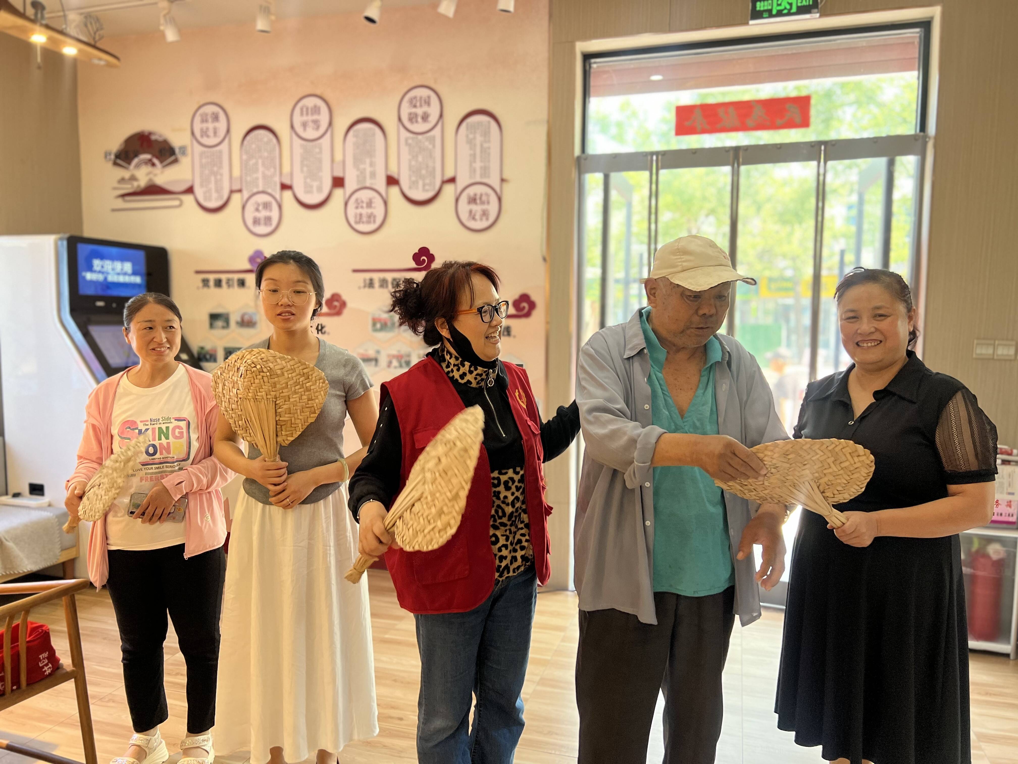 肥城：老党员自制蒲扇 为社区工作者送清凉