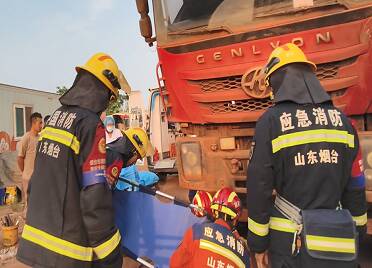 烟台：修车师傅被困车底 消防员紧急救援