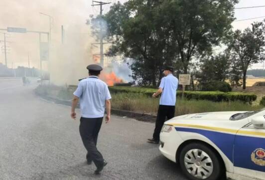 路遇火情鄒平交通運輸執(zhí)法人員變身消防員緊急滅火保暢通