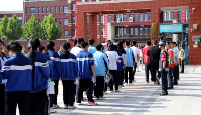 东营：中考开考 学子执笔逐梦