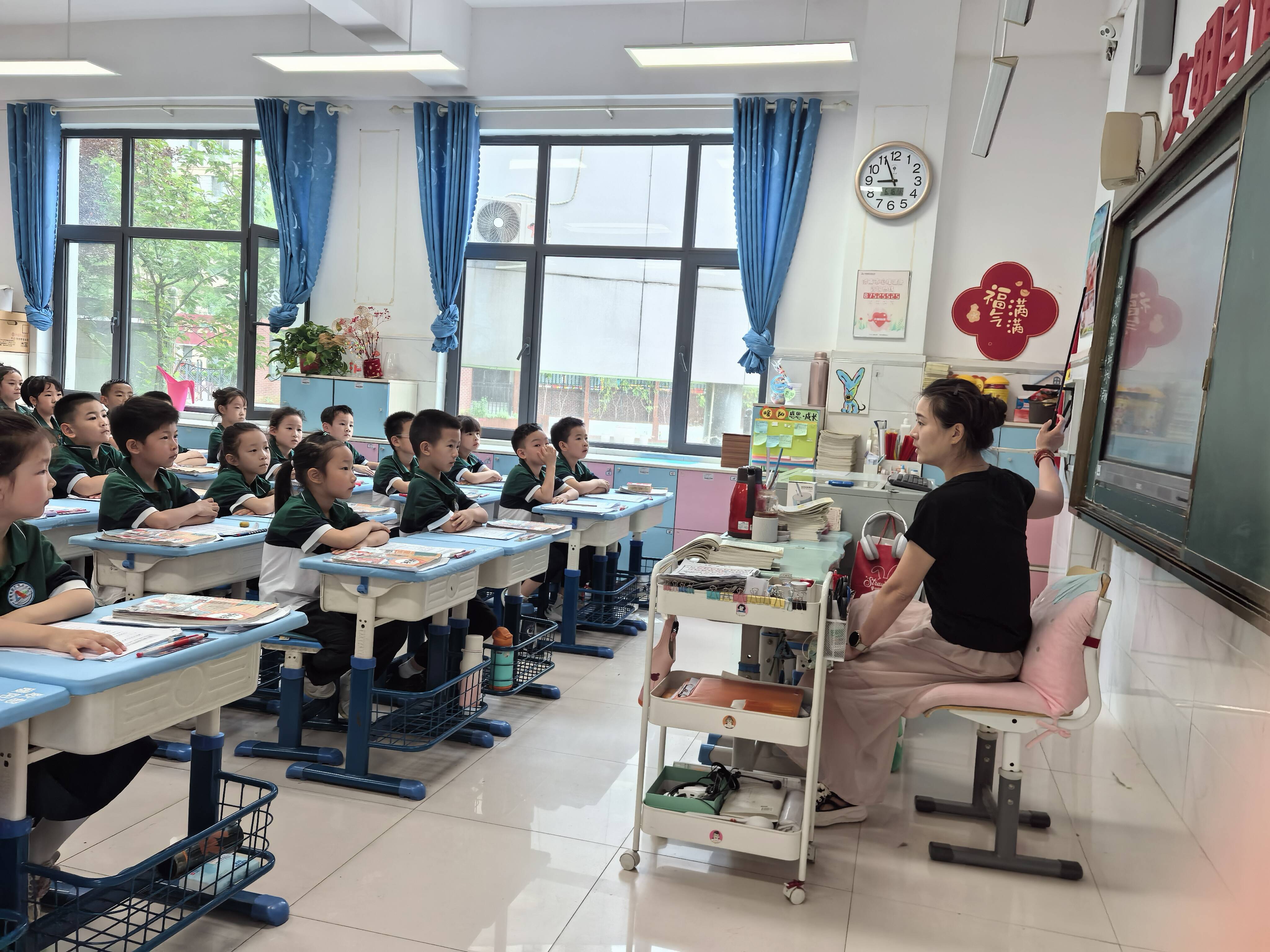 济南：老师因腿部骨折坚持上课 “孩子们想我了”