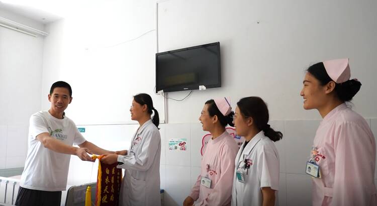 潍坊青州：三岁幼童误吸花生米导致气管堵塞 医护人员紧急救治
