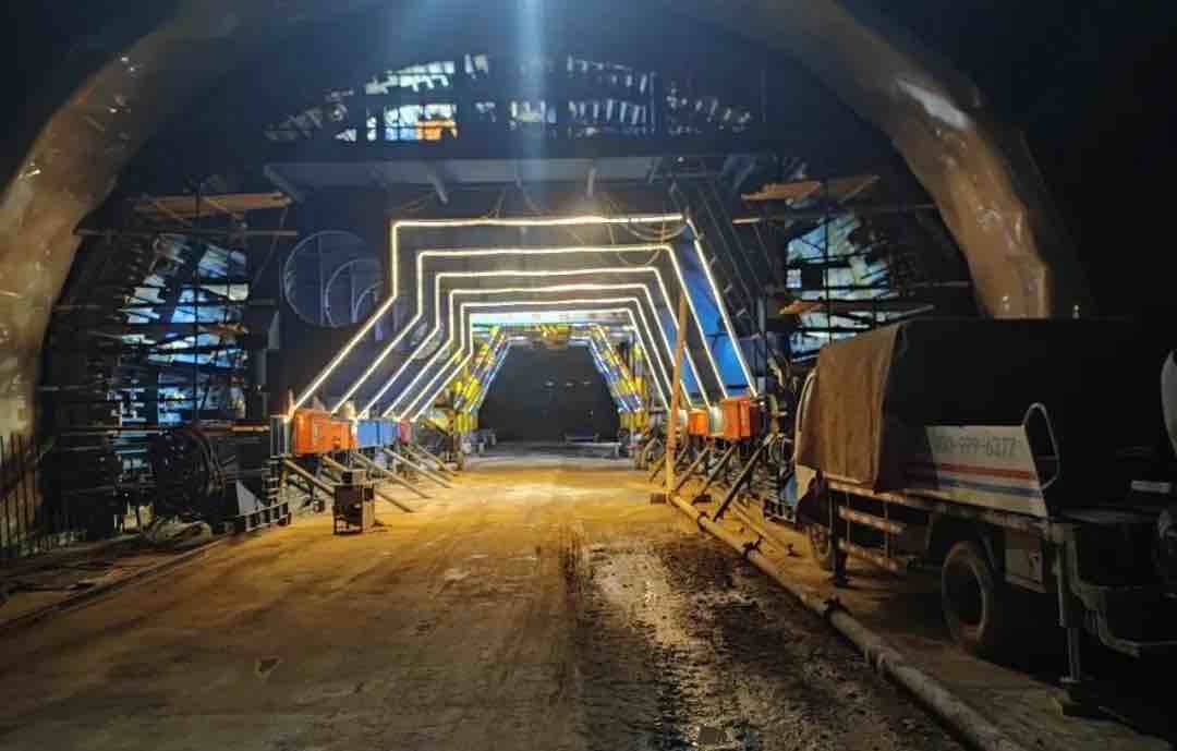 董梁高速公路临沂段天马山隧道右洞顺利贯通