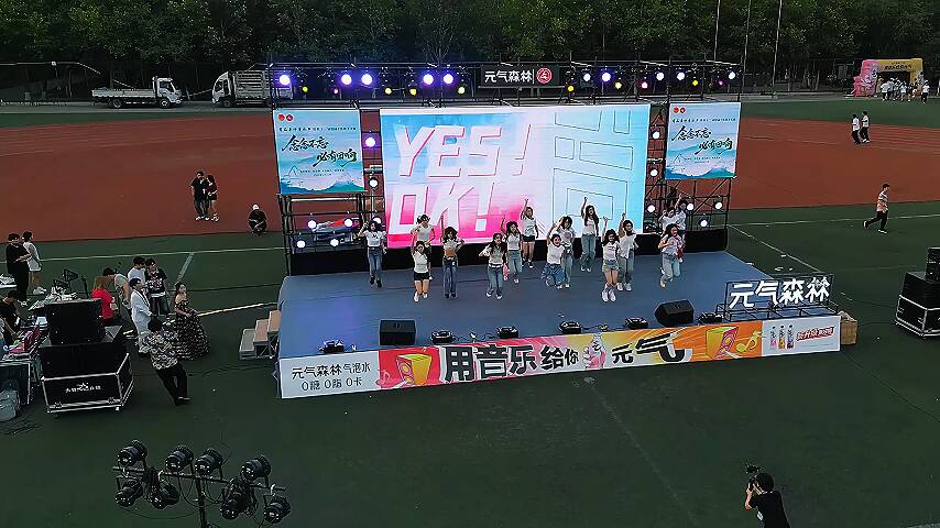 当草坪音乐节遇到校园十佳歌手决赛 这个夏天一起青春摇摆