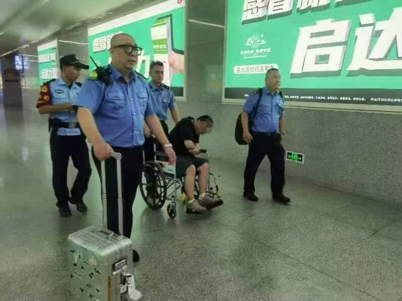 旅客突发疾病 曲阜东站紧急救助