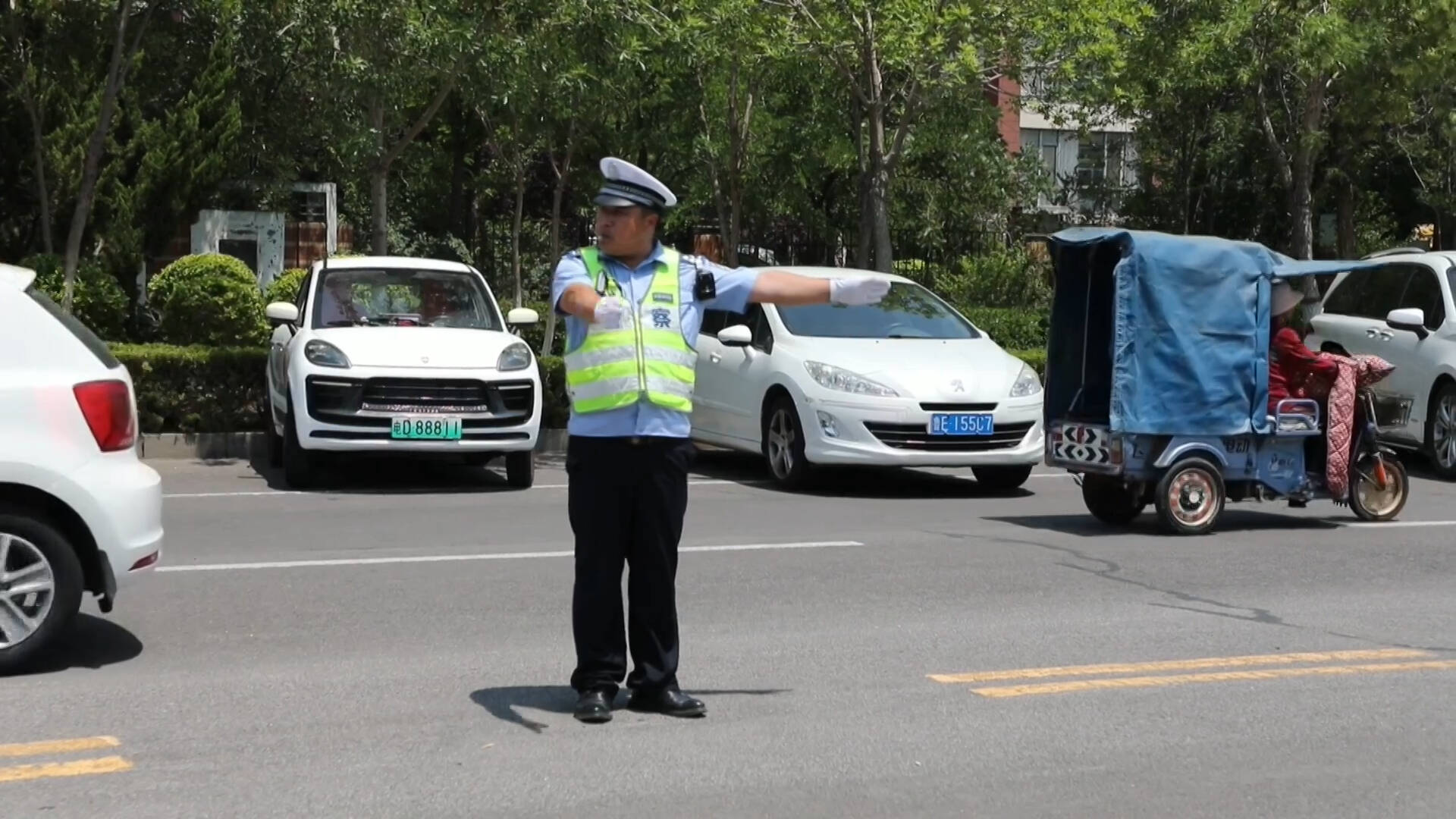 东营市河口区：校园周边交通 “护学”行动再升级 多维度打造平安上下学通道