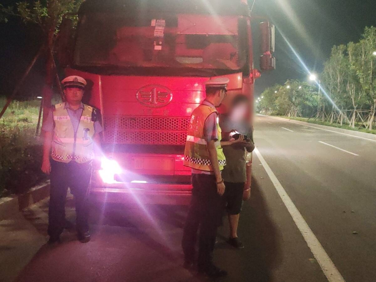 阳信：男子胆忒大 持C1开半挂